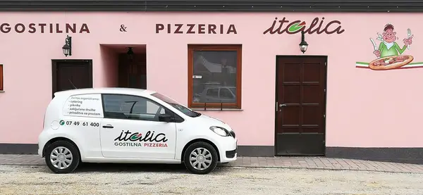 Dostavni avto pred gostilno Italia